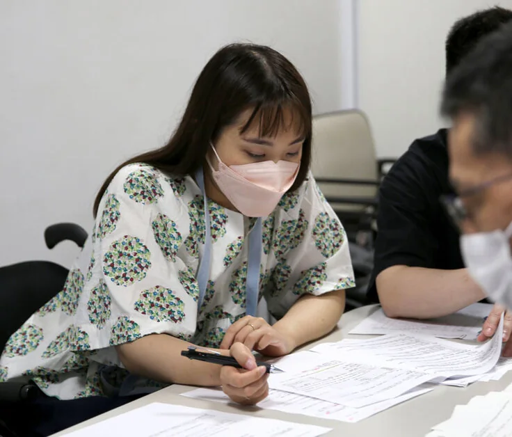 会議室で打ち合わせをする豆塚エリ